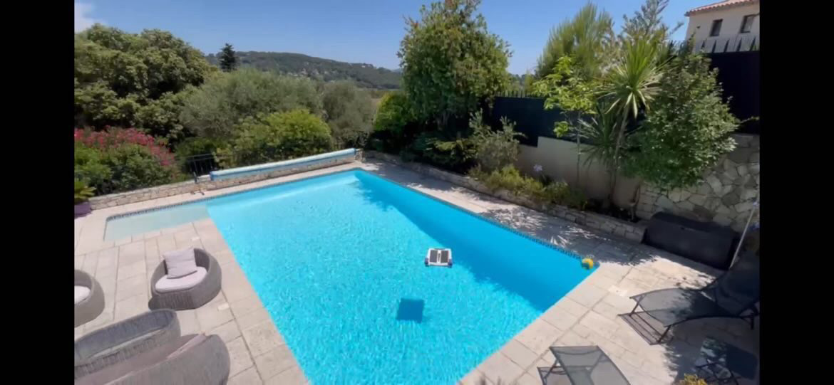Piscine après un nettoyage complet, eau cristalline
